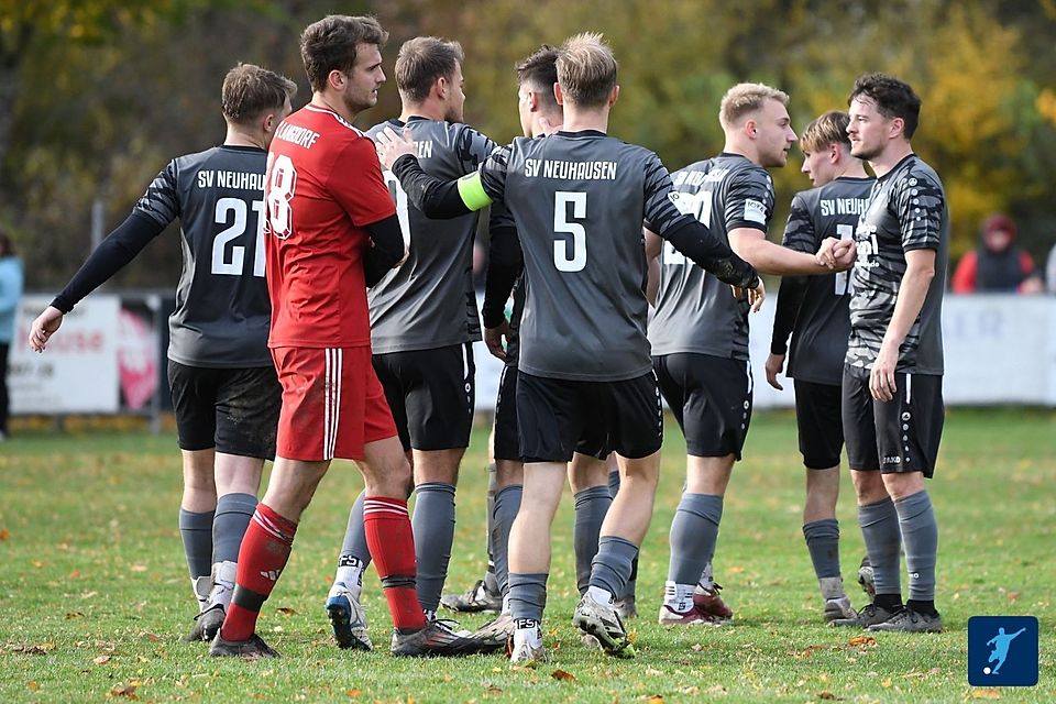 Kamen aus dem Jubeln gar nicht mehr raus: Die Kicker des SV Neuhausen/Offenberg.