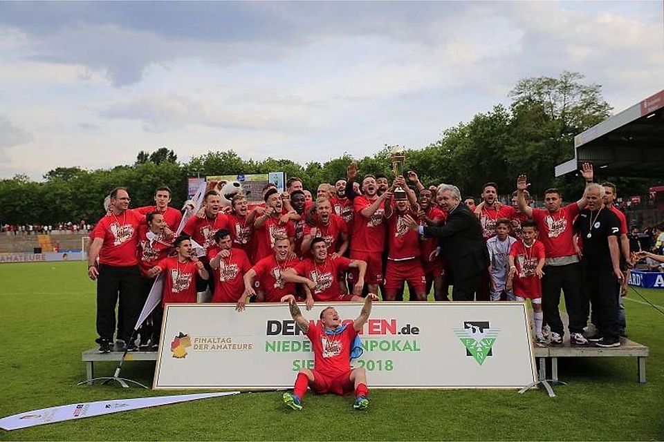 Rot-Weiß Oberhausen hat bislang dreimal den Niederrheinpokal gewonnen. Hier feiern die Spieler den Triumph von 2018 gegen Rot-Weiss Essen. 
