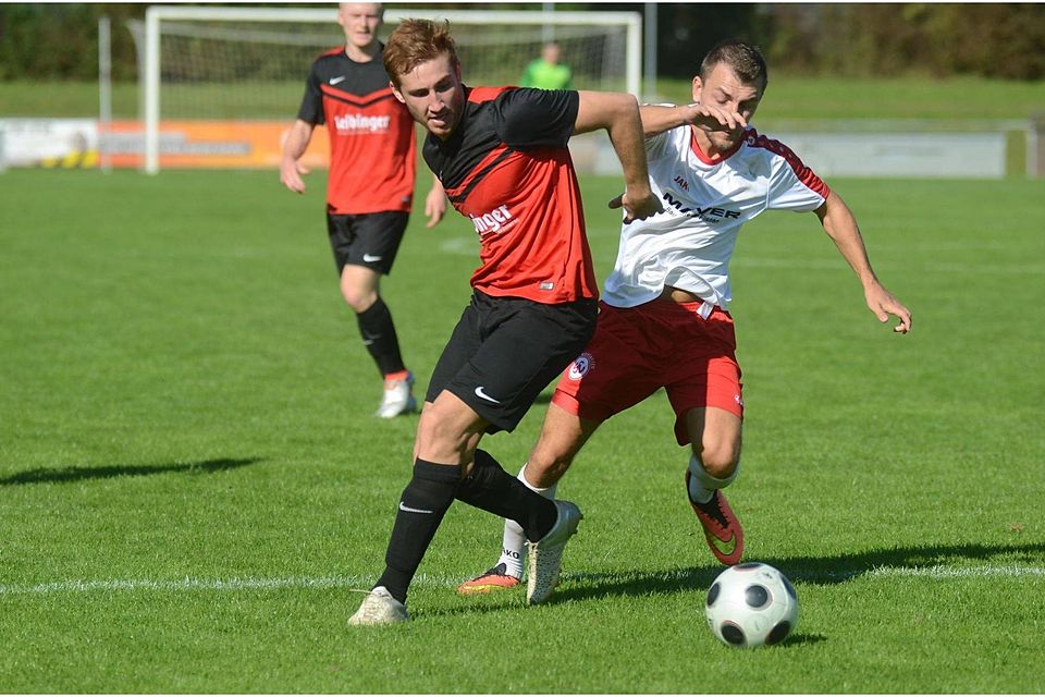 Der Treffer von Niklas Schlegel (links, gegen Martin Bleile) brachte dem SV Oberzell den Derbysieg gegen den SV Weingarten. Foto: Christian Metz