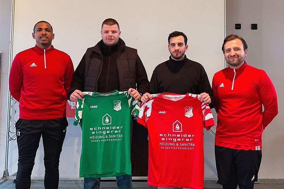 Bei Inter Bergsteig Amberg freuen sich die Spielertrainer Julian Ceesay (links) und Helmut Jurek (rechts) auf die beiden Neuzugänge Bastian Rubenbauer (Zweiter von links) und Florent Sejdiu. Bei Inter Bergsteig Amberg freuen sich die Spielertrainer Julian Ceesay (links) und Helmut Jurek (rechts) auf die beiden Neuzugänge Bastian Rubenbauer (Zweiter von links) und Florent Sejdiu.