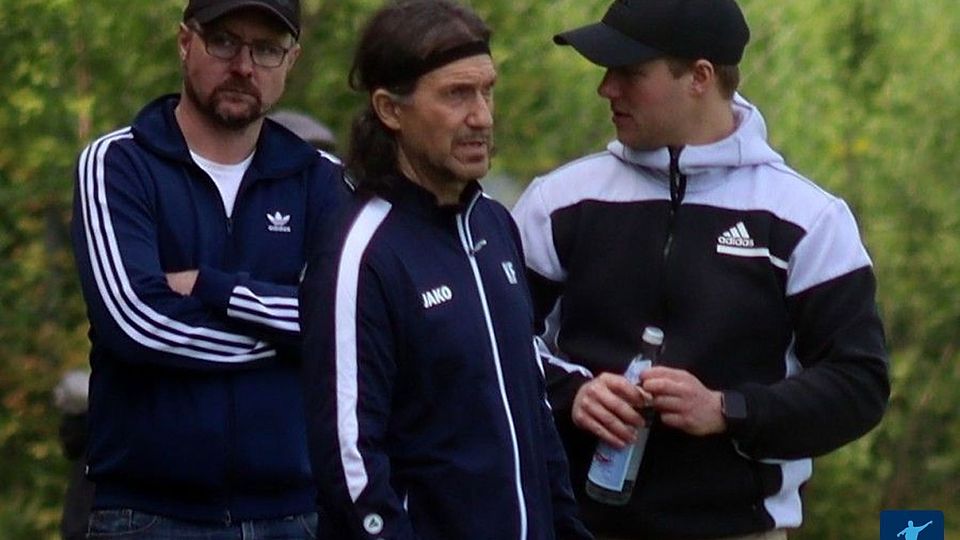 Konrad Fraunhofer (Bildmitte) ist nicht mehr Coach des SV Ettenkofen