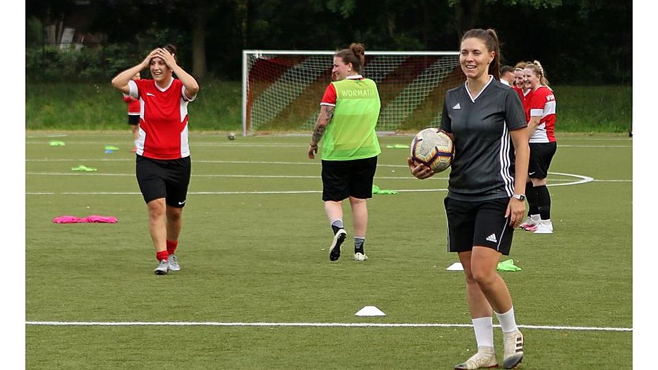 Bereit für den Saisonstart: Für die Regionalliga-Frauen um Neu-Trainerin Svenja Broß (graues Trikot) startet der Ligabetrieb.