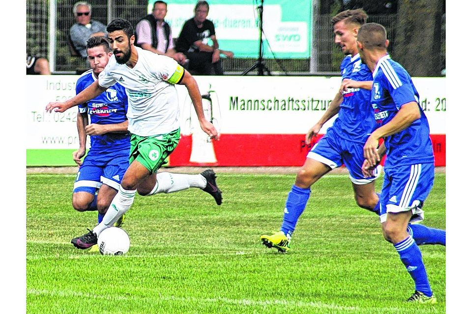 Auf und davon: Gleich mehrere Gegenspieler versuchen den Arnoldsweiler Spielführer Yunus Kocak (am Ball) zu stoppen. Foto: Herbert Haeming