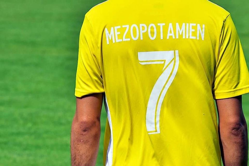 Der 1. FC Mezepotamien Freiburg – die offizielle Schreibweise weicht vom Trikotnamen ab – darf weiter am Spielbetrieb im Fußballbezirk Freiburg teilnehmen, wenn auch unter Platzaufsicht des Verbands.