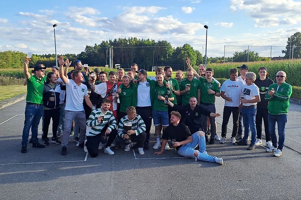 Derby-Jubel beim SV Erzhäuser-Windmais in der Kreisklasse Süd!