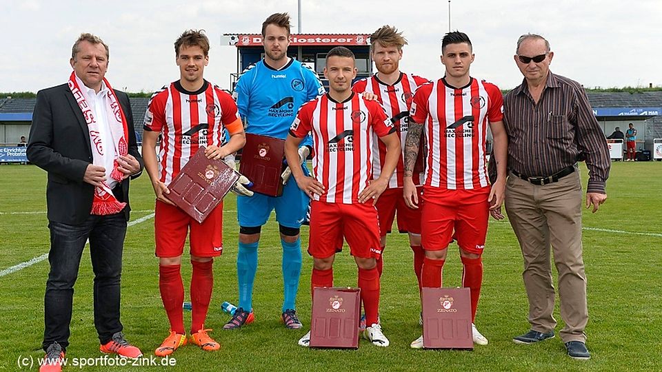 Verabschiedung - von links : Walter Eisl (1. Vorstand SV Seligenporten ), Christopher Schaab, Dominik Brunnhübner, Nikola Mladenovic, Denny Herzig, Marcel Mosch, Horst Rödel (Spielleiter SV Seligenporten ) F: Zink