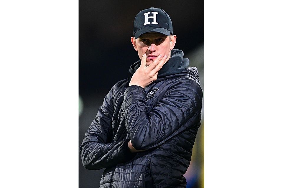 Fussball, Regionalliga Bayern, FC Bayern München II - SpVgg Unterhaching
Trainer Sven Bender (Unterhaching) nachdenklich, enttaeuscht schauend, Enttaeuschung, Frustration, disappointed, pessimistisch, Einzelbild, Aktion, Action