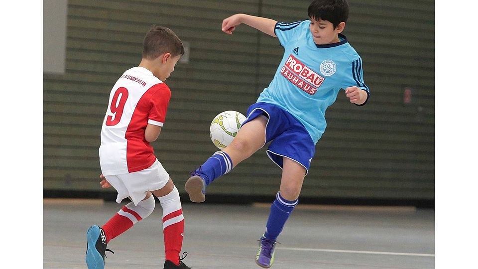 Enges Kreisderby: Die E1-Junioren der SV 07 Bischofsheim um Dario Flace (links) setzen sich in der Vorrunde gegen Gastgeber Eintracht Rüsselsheim um Yasin Kanat 1:0 durch.	Foto: Vollformat / Volker Dziemballa