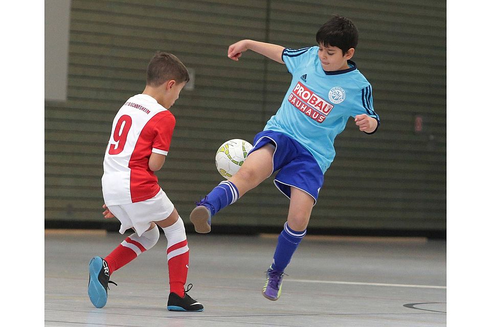 Enges Kreisderby: Die E1-Junioren der SV 07 Bischofsheim um Dario Flace (links) setzen sich in der Vorrunde gegen Gastgeber Eintracht Rüsselsheim um Yasin Kanat 1:0 durch.	Foto: Vollformat / Volker Dziemballa