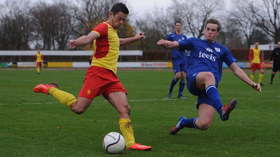 Torlos blieb Lingens Torjäger Dennis Brode (links) gegen Papenburg (rechts Peter Wemken). Foto: Dieter Kremer