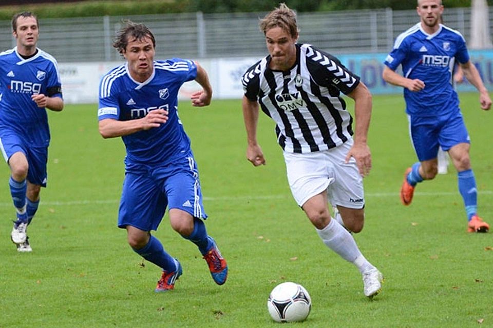 Der FC Ismaning um Julian Maurer unterliegt dem SV Wacker Burghausen mit 0:3. F: Leifer