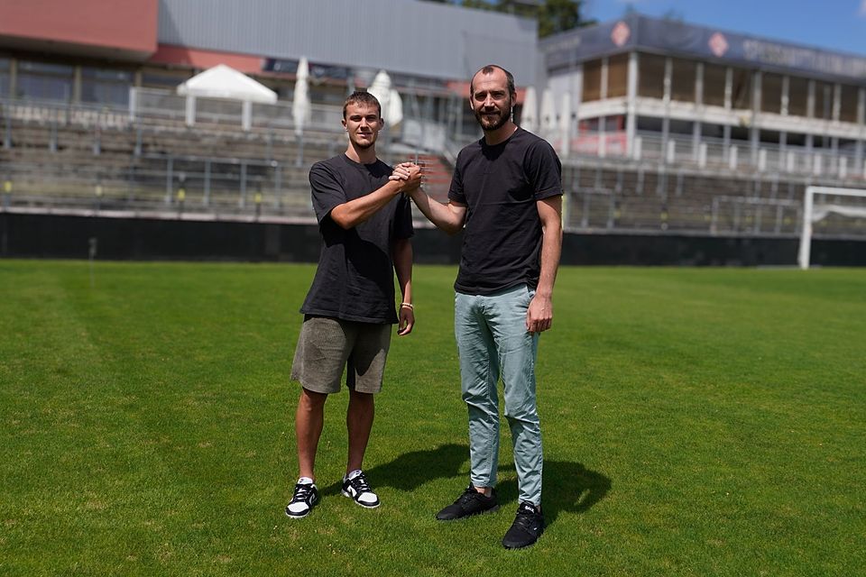 Mit einem so schnellen Wiedersehen hat wohl keiner der beiden gerechnet: Maxi Zaiser (li.) ist zurück am Dallenberg, sehr zur Freude von Sportdirektor Sebastian Neumann.