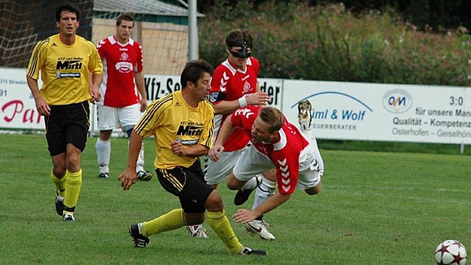 Thomas Kammerl (Mitte, gelbes Trikot) bleibt ein weitere Saison beim SV Irlbach