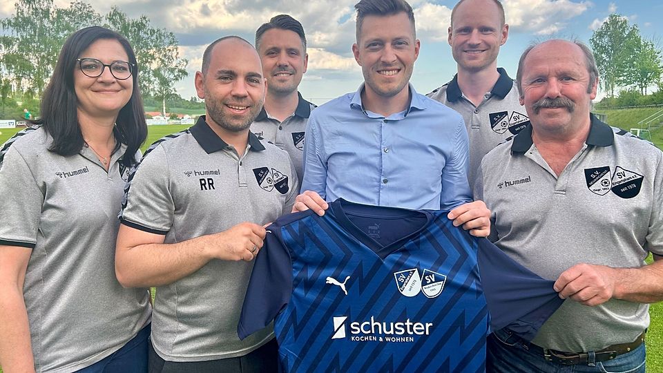 v. li: Nicole Krieg (Vorsitzende SV Neukirchen), Raphael Rieder (Abteilungsleiter SV Neukirchen), Christian Holzbauer (Trainer SG Neukirchen/Engertsham), Marius Willsch, Christoph Pittner (Abteilungsleiter SV Engertsham), Walter Schützenberger (Vorstand SV Engertsham)