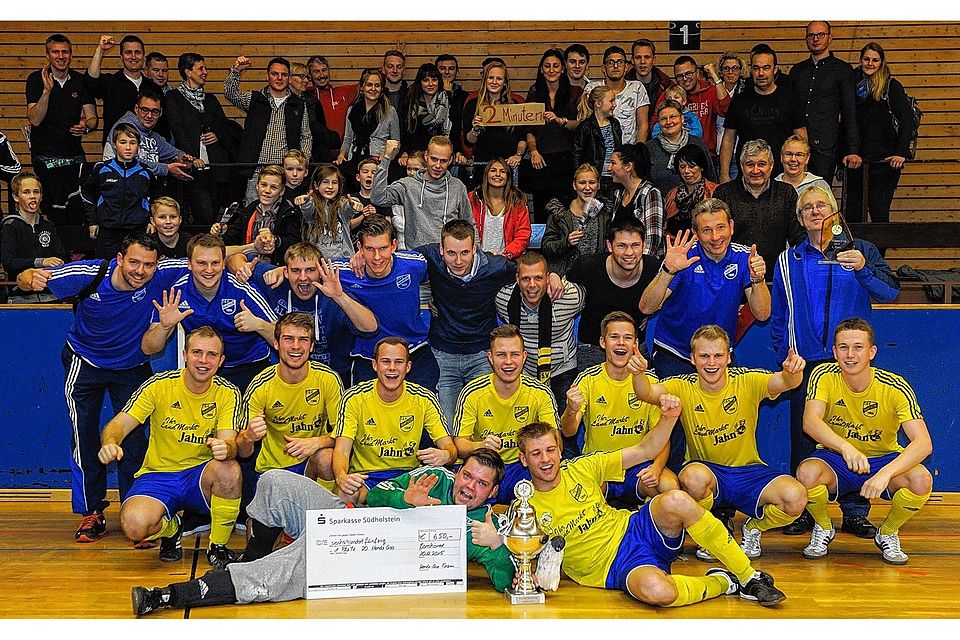 Turniersieger in Bornhöved wurde zum sechsten Mal der Verbandsligist TSV Wankendorf, der sich gemeinsam mit seinen Fans und dem 650-Euro-Gewinnerscheck präsentierte. Foto: Sell