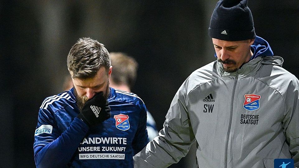 Eltersdorf, im März 2022: Nachdem Sandro Wagner (re.) seinen Torjäger Stephan Hain (li.) verletzt vom Feld holen musste, schwante beiden schon Übles. 