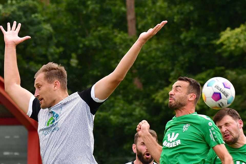Meitingens Raphael Mahler (links) hatte in Gundelfingen seine Kopfballstärke unter Beweis gestellt, doch am Ende holten (von rechts) Lukas Schön und Bernd Scheu mit dem Aufsteiger einen Punkt.
