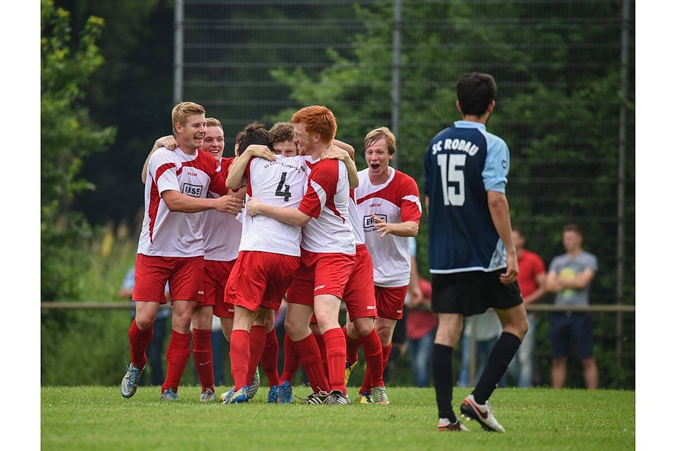 Da könnte Cuma Güngör (SC Rodau) neidisch werden: Die Kicker des SV Zwingenberg freuen sich über den 3:2-Siegtreffer und damit den B-Liga-Aufstieg. Foto: Sascha Lotz
