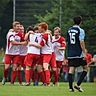 Da könnte Cuma Güngör (SC Rodau) neidisch werden: Die Kicker des SV Zwingenberg freuen sich über den 3:2-Siegtreffer und damit den B-Liga-Aufstieg. Foto: Sascha Lotz