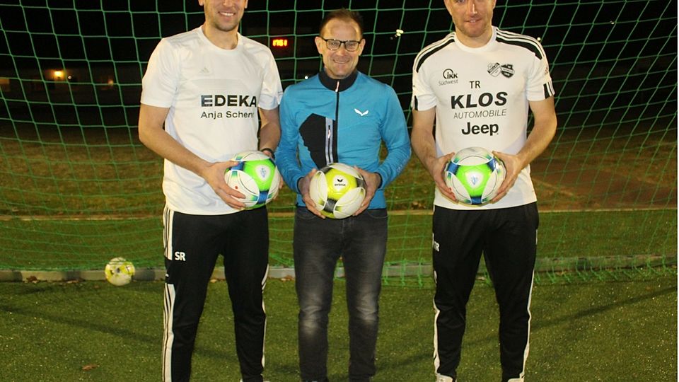 Sören Recktenwald (links), Trainer der 1. Mannschaft der SG Marpingen, zuusammen mit Hardy Recktenwald (Mitte) und Thomas Recktenwald (rechts)