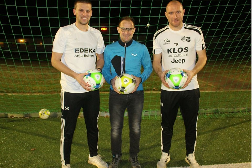 Sören Recktenwald (links), Trainer der 1. Mannschaft der SG Marpingen, zuusammen mit Hardy Recktenwald (Mitte) und Thomas Recktenwald (rechts)