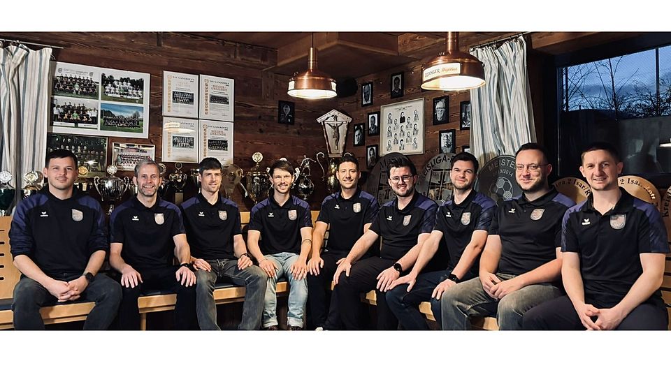 Von links nach rechts: Vorstand Eberle Michael, Betreuer 1.Mannschaft Naderer Stephan, Trainer 1.Mannschaft Vilsmaier Andreas, Trainer 1.Mannschaft Huber Tobias, zukünftiger Co-Trainer 1. Mannschaft Schmidhuber Raphael, zukünftiger Trainer 2.Mannschaft Fisinger Michael, Trainer 2.Mannschaft Stein Anton, Betreuer 2. Mannschaft Englbrecht Kilian, 1.Vorstand Hochholzer Thomas
