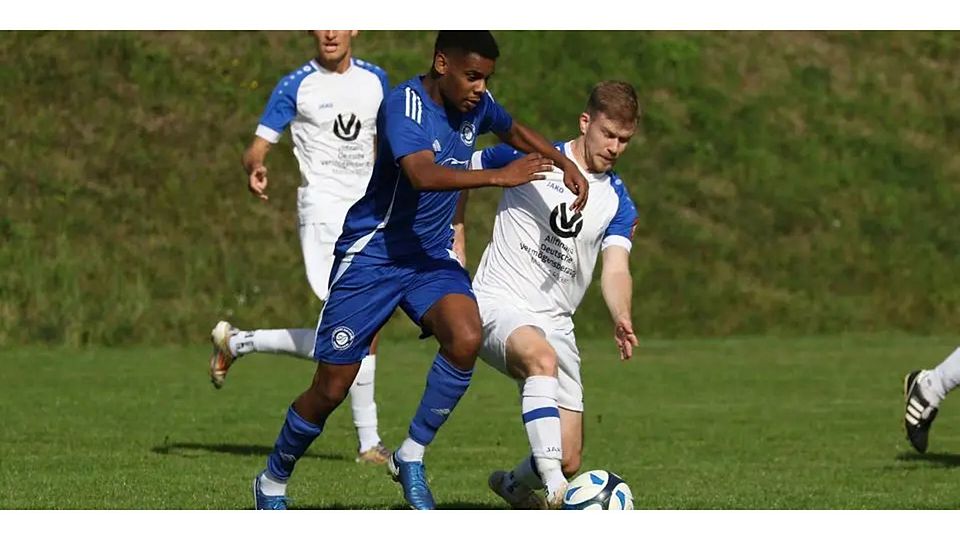 Mit zwei Toren binnen zwei Minuten drehte Johan Seipp das Spiel gegen die SG Versbachtal (rechts Nico Bauer) zugunsten der SG Wommelshausen/Dernbach. © Jens Schmidt