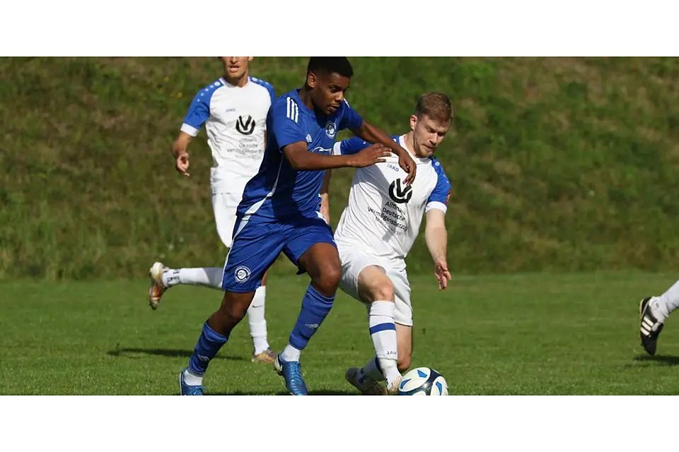 Mit zwei Toren binnen zwei Minuten drehte Johan Seipp das Spiel gegen die SG Versbachtal (rechts Nico Bauer) zugunsten der SG Wommelshausen/Dernbach. © Jens Schmidt