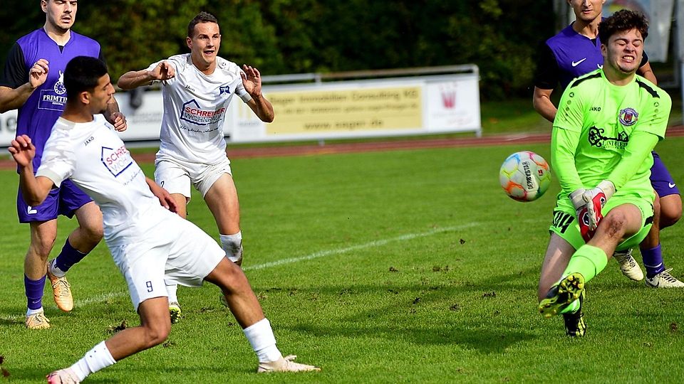 Eine der besten Torchancen des Spiels vergab Bobingens Serhat Fidan (weißes Trikot) gegen Königsbrunns Torwart Elias Reinert.