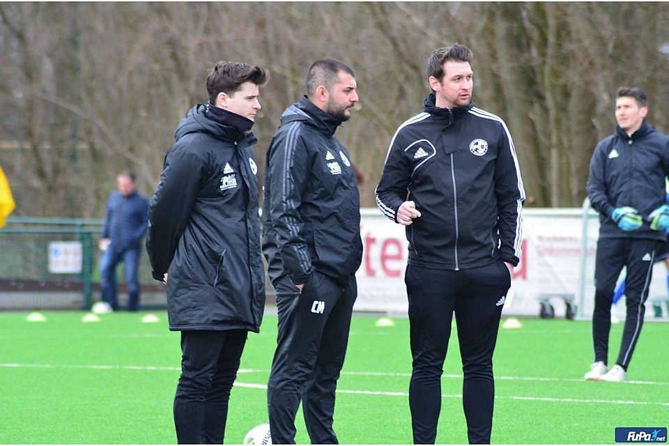 Denis Hauswald (r.) lässt seinen FC Büderich wieder schwitzen.