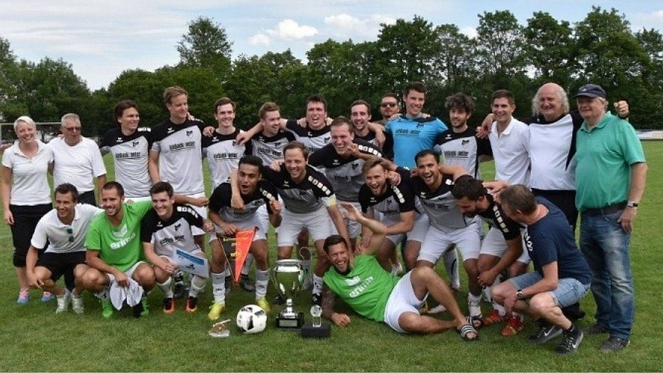 So war es im vergangenen Jahr: der SV Bonlanden mit dem Pokal. Und dieses Mal?  Foto: Florian