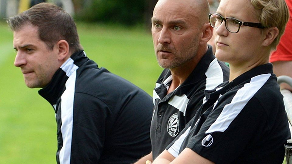 Guido Kandziora (mi.) wurde von seinen Aufgaben beim TSV entbunden, Co-Trainer René Ott (li.) übernimmt das Traineramt. F: Meier