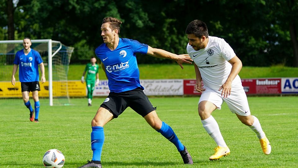 Der Ex-Ebersberger Michael Steppan im Laufduell mit dem Freilassinger Muhammed Ergüden