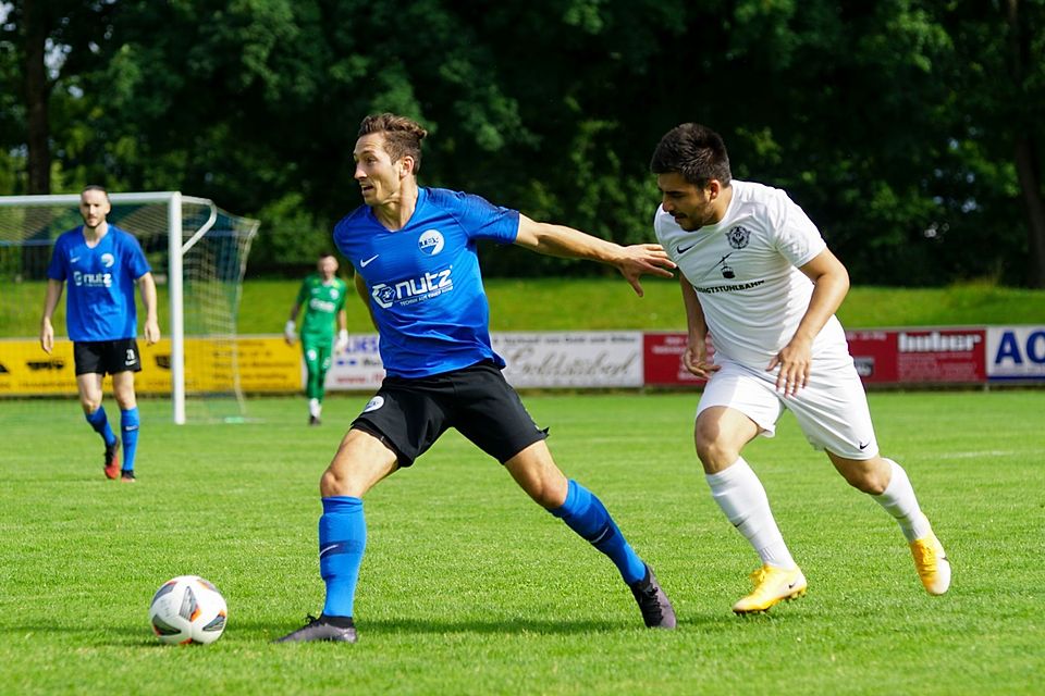 Der Ex-Ebersberger Michael Steppan im Laufduell mit dem Freilassinger Muhammed Ergüden