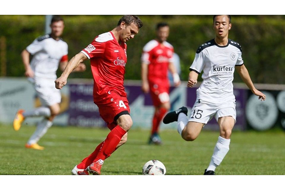 Der SV Ebersbach, hier ist Matej Bogdanovic am Ball, gewann beim SC Geislingen mit 2:0.  Foto: Thomas Madel