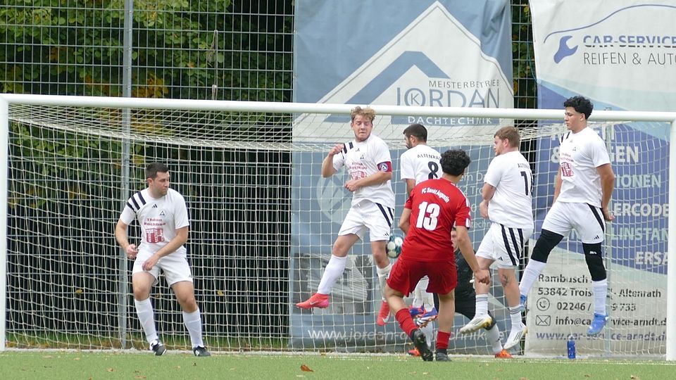 Die Altenrather Abwehr stand meistens sicher, so wie bei diesem Freistoß.