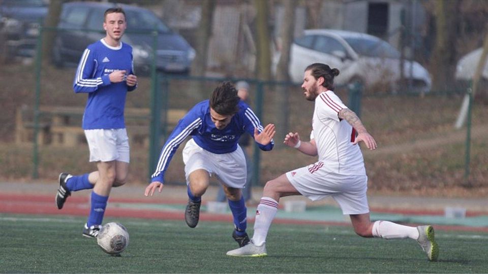 Der Alzeyer Björn Wissmann (rechts) stoppt im Wintercup-Finale SG Spiesheims einzige Spitze, Timur Karais.