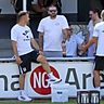 Sascha Mölders (Bildmitte, mit Sonnenbrille) besuchte zuletzt das Testspiel des TSV 1860 München beim FC Sportfreunde Schwaig.