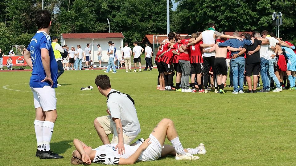 Während die Oberaltinger (hinten) nach unfassbarem Spielverlauf feiern, liegen die Eurasburger am Boden und steigen ab.