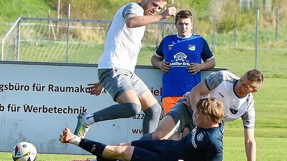 Der SC Oberweikertshofen (dunkle Trikots) im Spiel gegen den Tv Erkheim (in Weiß).