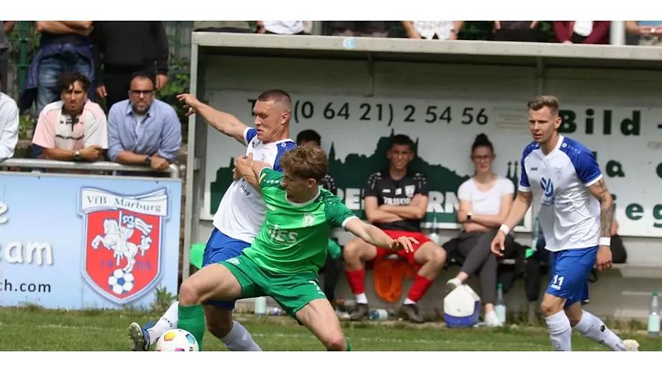 Erzielt den Ausgleich beim Auswärtsspiel in Baunatal: Mika Hendrich (l.) vom Fußball-Hessenligisten VfB Marburg. (Archivfoto) © Jens Schmidt