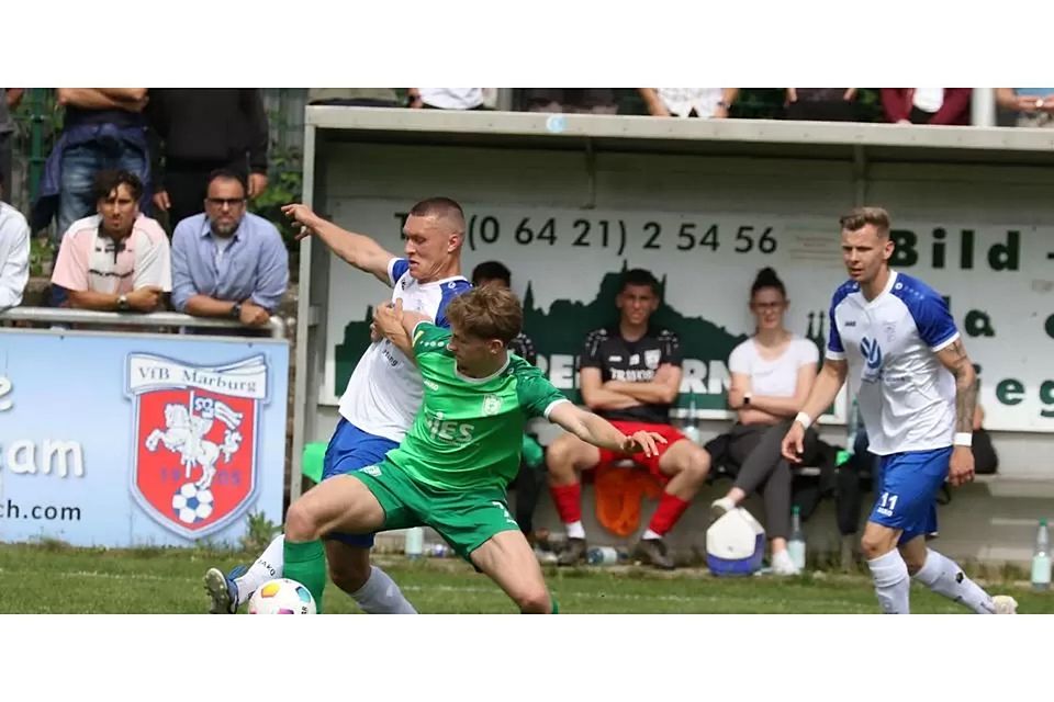 Erzielt den Ausgleich beim Auswärtsspiel in Baunatal: Mika Hendrich (l.) vom Fußball-Hessenligisten VfB Marburg. (Archivfoto) © Jens Schmidt