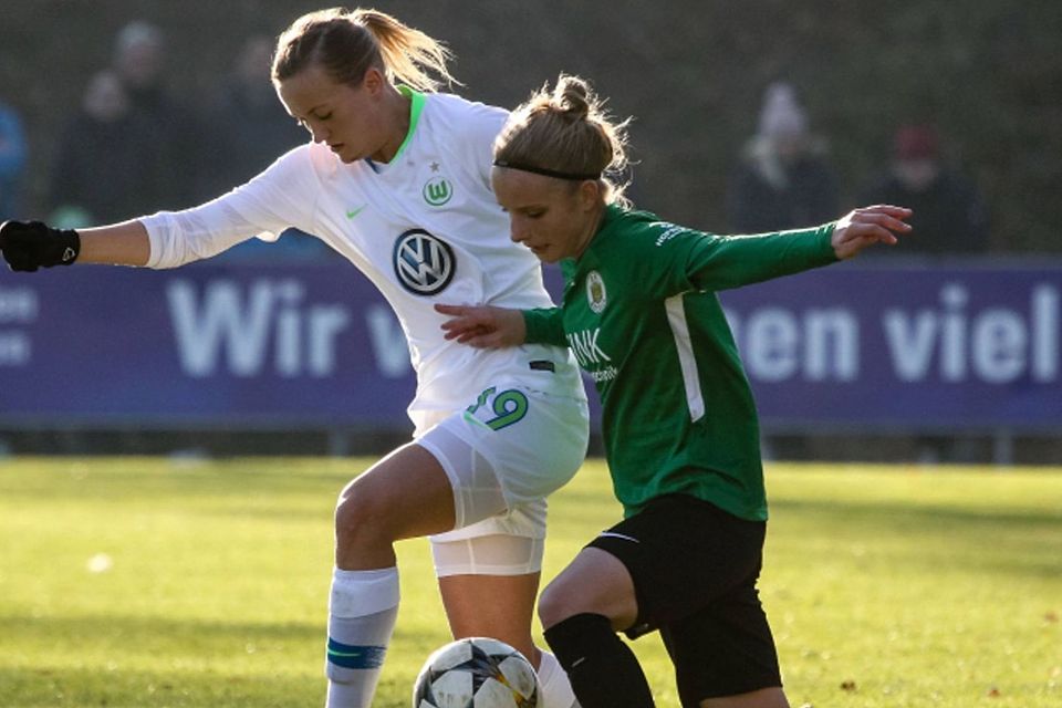 Einer der Höhepunkte in der Fußball-Karriere von Verena Krumay (r.): die Pokalpartie gegen Wolfsburg