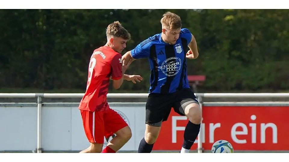 lanis-Lorenzo Danca (r.) vom VfB Aßlar II setzt sich hier zwar gegen Robert Schmidt vom SC Waldgirmes III durch und trifft zudem zum zwischenzeitlichen 1:0, muss sich mit seinem Team in der Fußball-B-Liga am Ende aber klar mit 1:6 geschlagen geben. © Isabel Althof