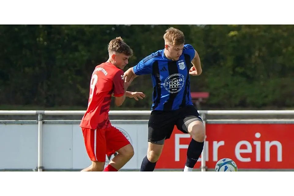 lanis-Lorenzo Danca (r.) vom VfB Aßlar II setzt sich hier zwar gegen Robert Schmidt vom SC Waldgirmes III durch und trifft zudem zum zwischenzeitlichen 1:0, muss sich mit seinem Team in der Fußball-B-Liga am Ende aber klar mit 1:6 geschlagen geben. © Isabel Althof