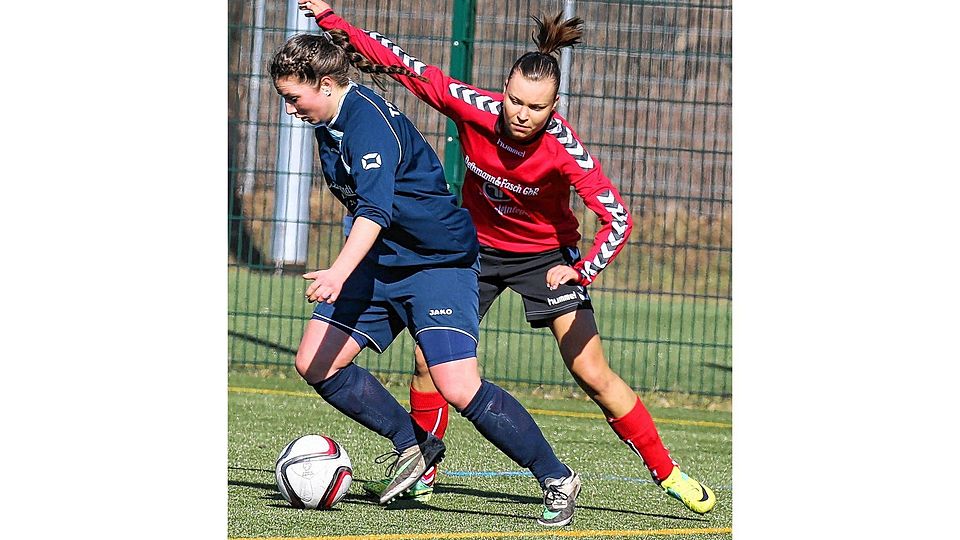 Abgeschüttelt: Die Siemserin Anne Kathrin Helms (re.) hat gegen Ratekaus Stefanie Lumma das Nachsehen. Foto: Jürgensen