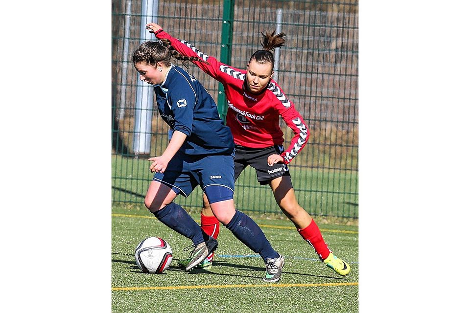 Abgeschüttelt: Die Siemserin Anne Kathrin Helms (re.) hat gegen Ratekaus Stefanie Lumma das Nachsehen. Foto: Jürgensen