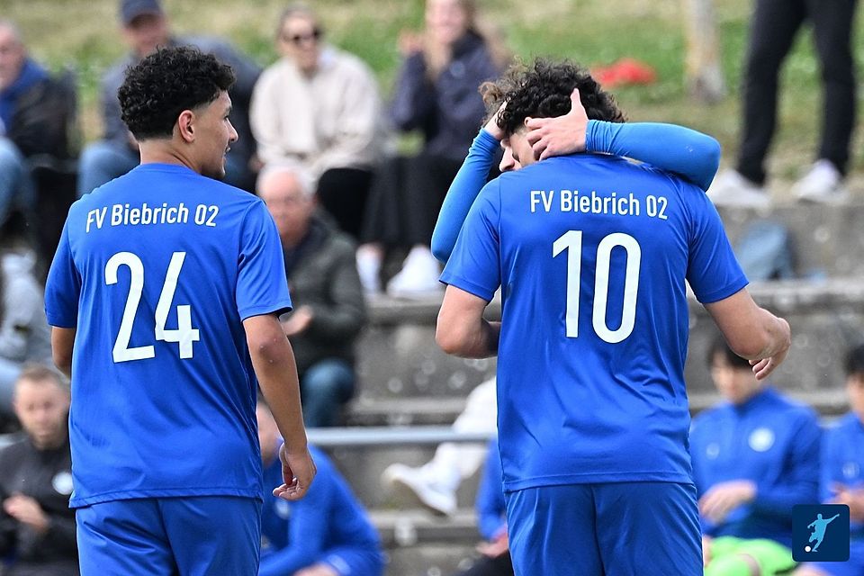 Der FV Biebrich 02 bejubelt den 9:0-Sieg gegen den SV Wiesbaden. 