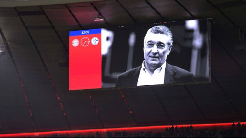 Rudi Assauer lächelte auf der Leinwand der Allianz-Arena. MIS / Bernd Feil/M.i.S.