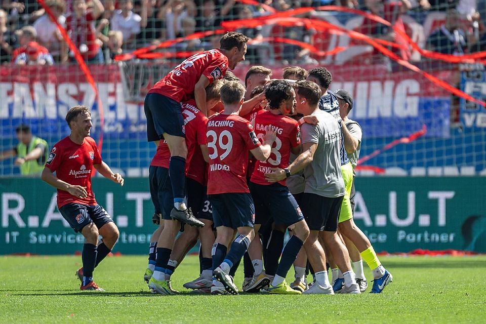 Die Hachinger bejubeln mit Manuel Stiefler (SpVgg Unterhaching, 8) dessen Tor zum 2:1. GER, SpVgg Unterhaching